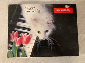 Great American Puzzle Factory 010563009853 White Cat On Piano Keys 550 Pieces Vintage 1987 Complete 18 Inch X24